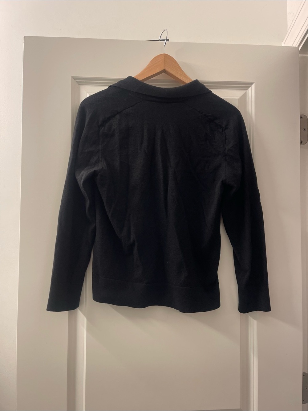 *flawed* Theory Black quarter sleeve Henley sweater - shrunk from size L to M - Picture 2 of 4